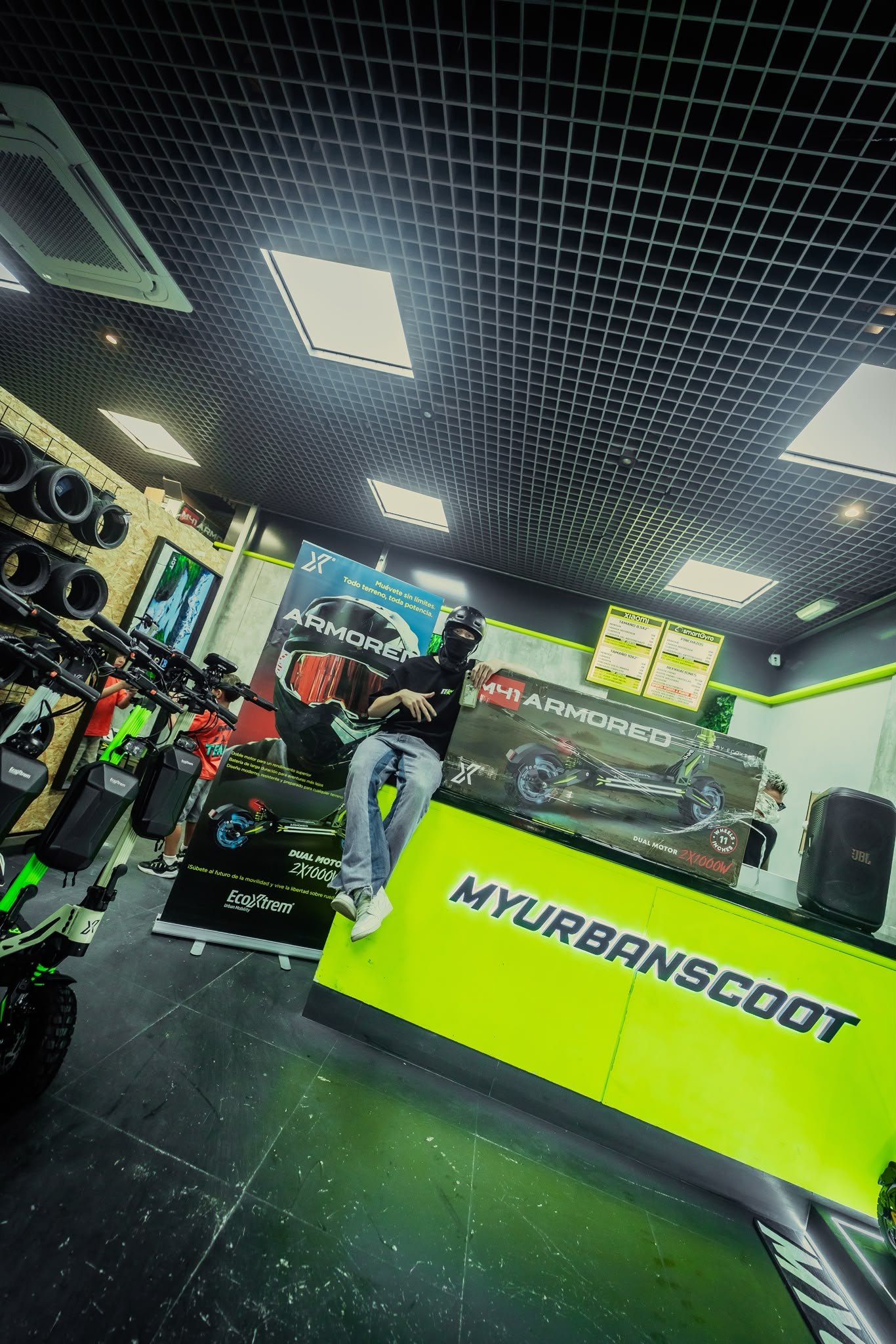 Presentación del Ecoxtrem Armored Dual Pro en la tienda MyUrbanScoot 2.0 de Valencia, con la caja del patinete sobre el mostrador