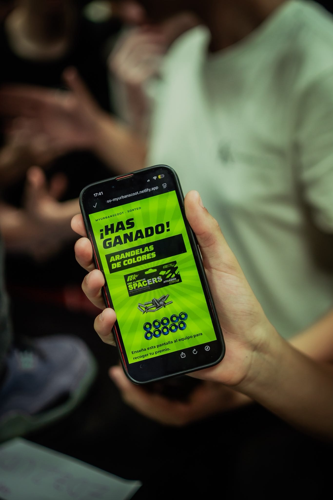 Pantalla de la app de sorteo de MyUrbanScoot con el mensaje Has ganado arandelas de colores