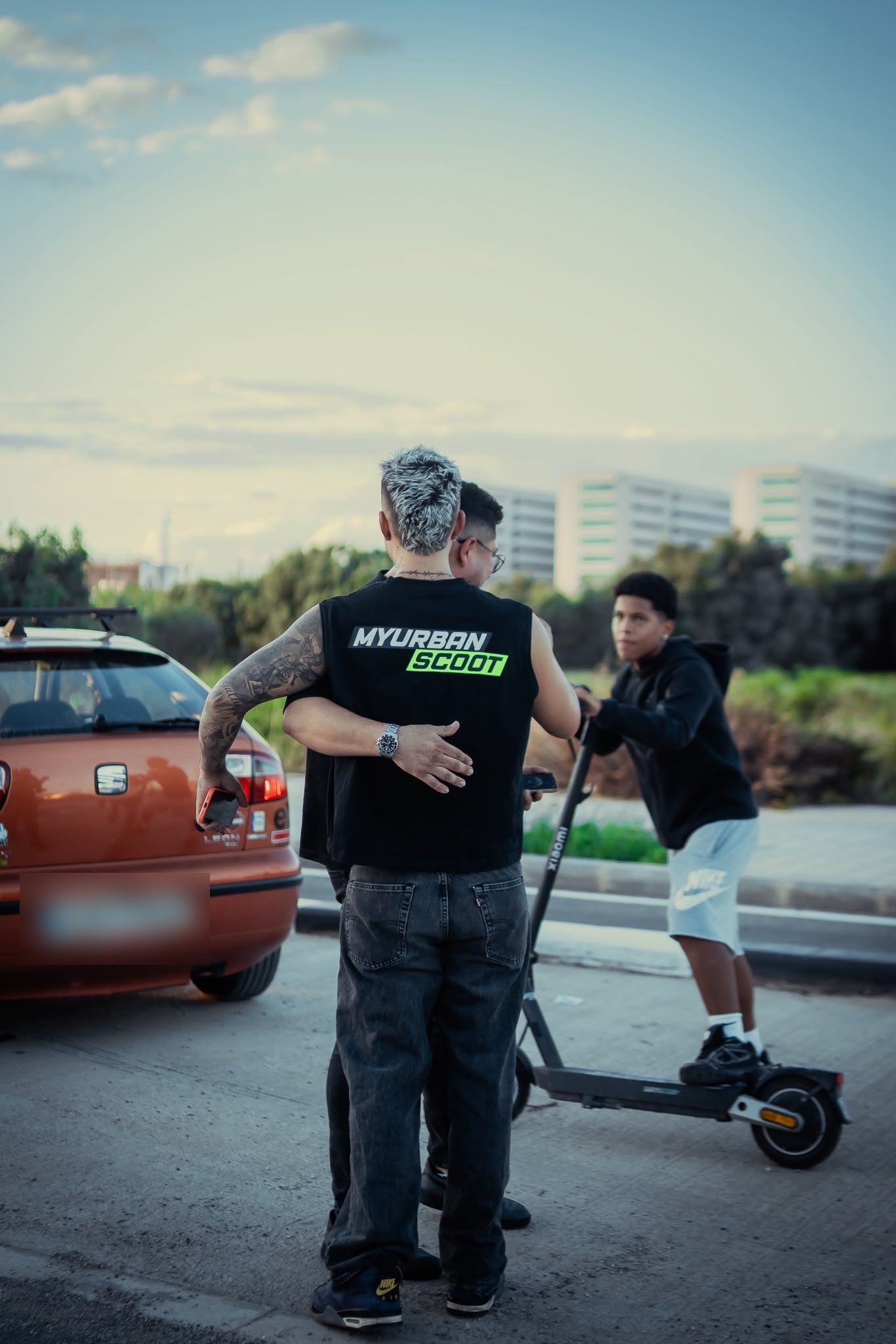 Riders de MyUrbanScoot charlando durante el ride out de Valencia