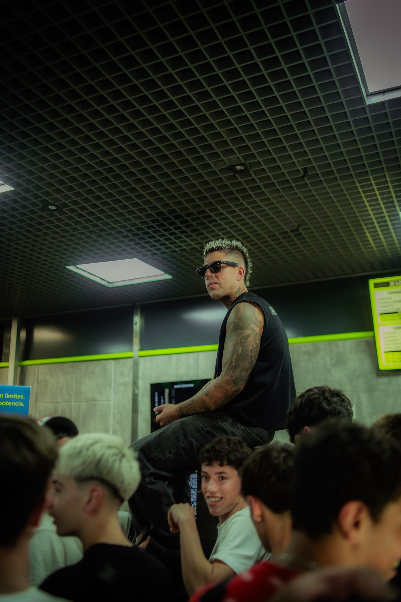 Rider de MyUrbanScoot sentado sobre el mostrador mirando a los asistentes durante la quedada de Valencia